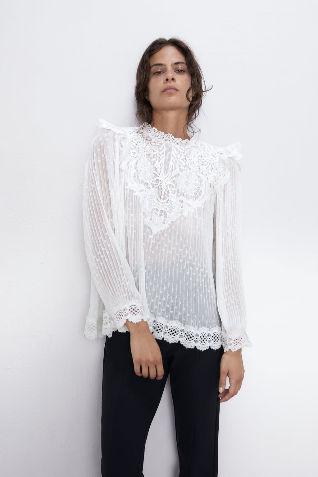 Blusa bordada (39,95 euros).