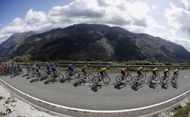 Imagen principal - Arriba el pelotón, ya en Cantabria. Abajo, Roglic de rojo y Pogacar con Revilla.