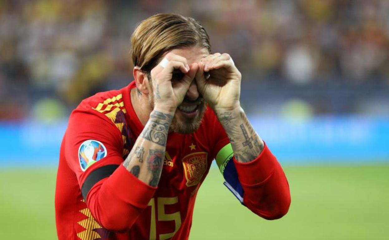 Sergio Ramos celebra su gol de penalti, en Bucarest, y España mira hacia la Eurocopa. 