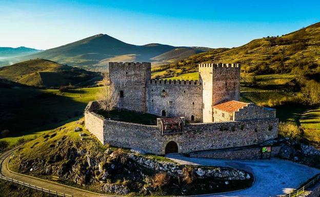 El castillo de Argüeso, de carácter defensivo, se ubica sobre un cerro desde donde custodiaba el camino que unía la costa con Castilla.