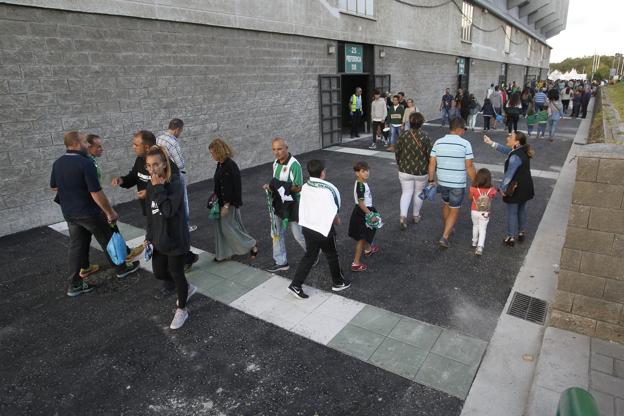  Parte de los accesos a los Campos de Sport ya han sido acondicionado, aunque el verde y el blanco solo luce a franjas. 