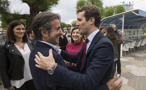 Diego Movellán, junto a Pablo Casado, en Santander. 