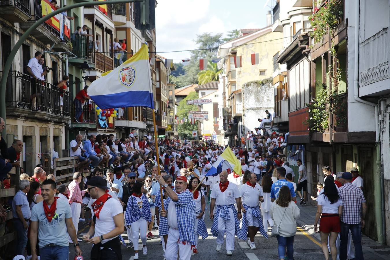 La localidad cántabra ha celebrado un segundo y multitudinario encierro que ha dejado tres contusionados leves.