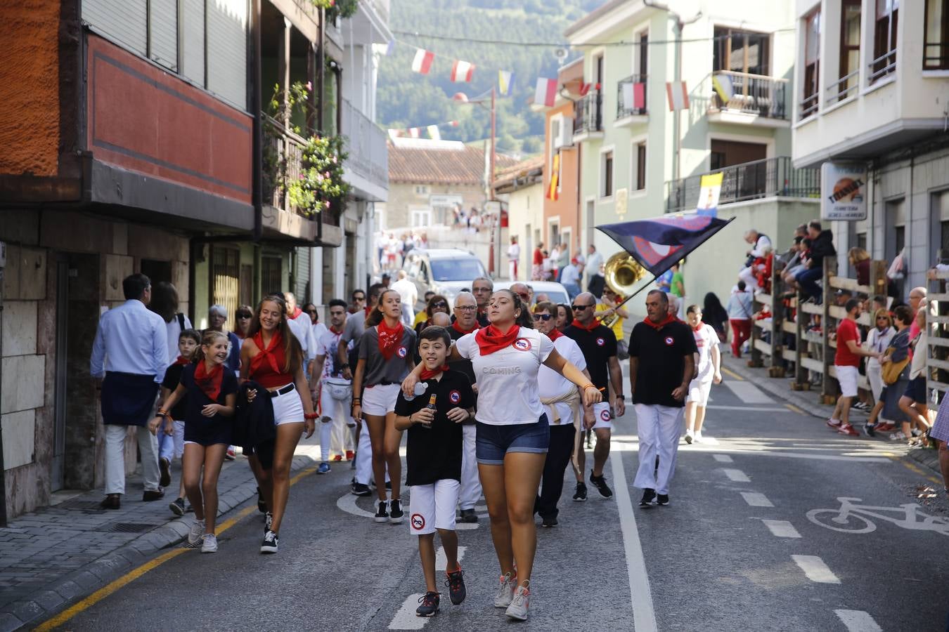 La localidad cántabra ha celebrado un segundo y multitudinario encierro que ha dejado tres contusionados leves.