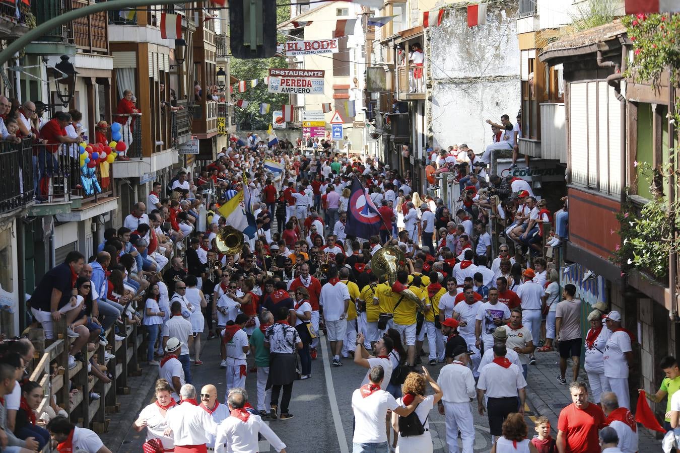 La localidad cántabra ha celebrado un segundo y multitudinario encierro que ha dejado tres contusionados leves.