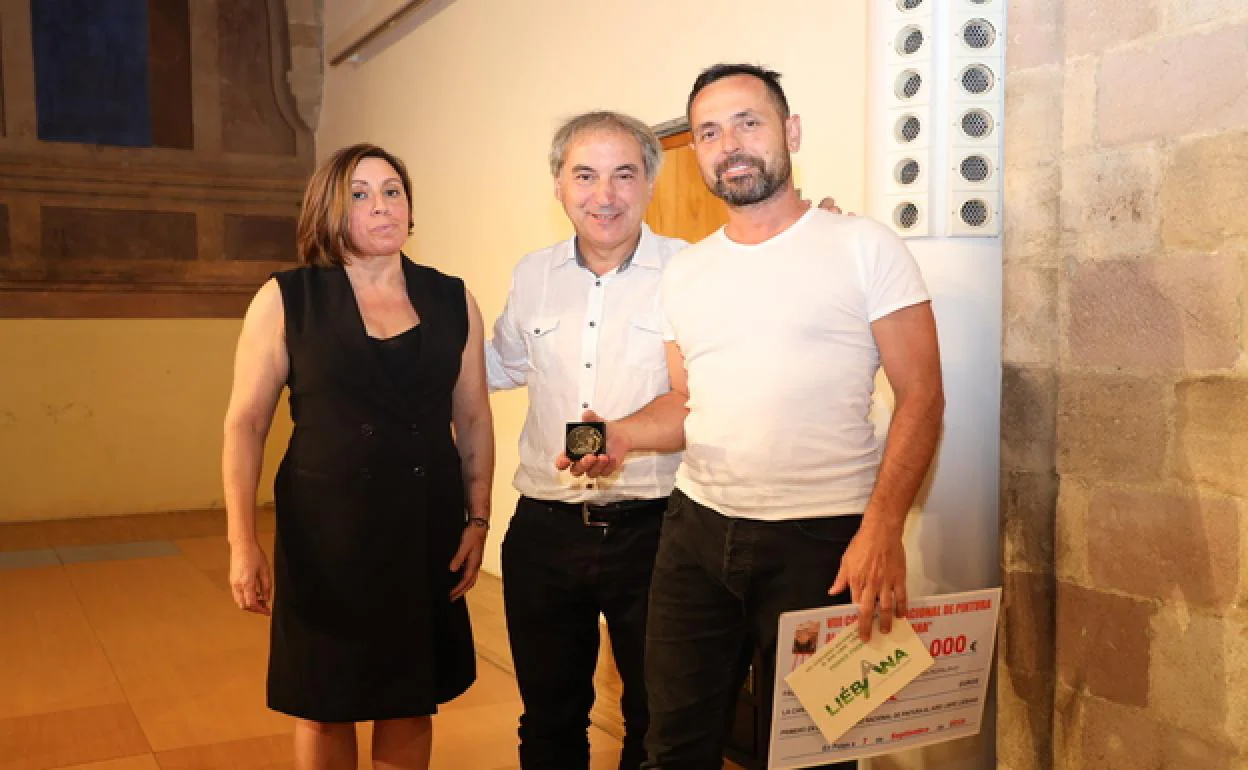 Eduardo Monteagudo junto a Javier Gómez y Eva Cotera en la entrega del premio. 