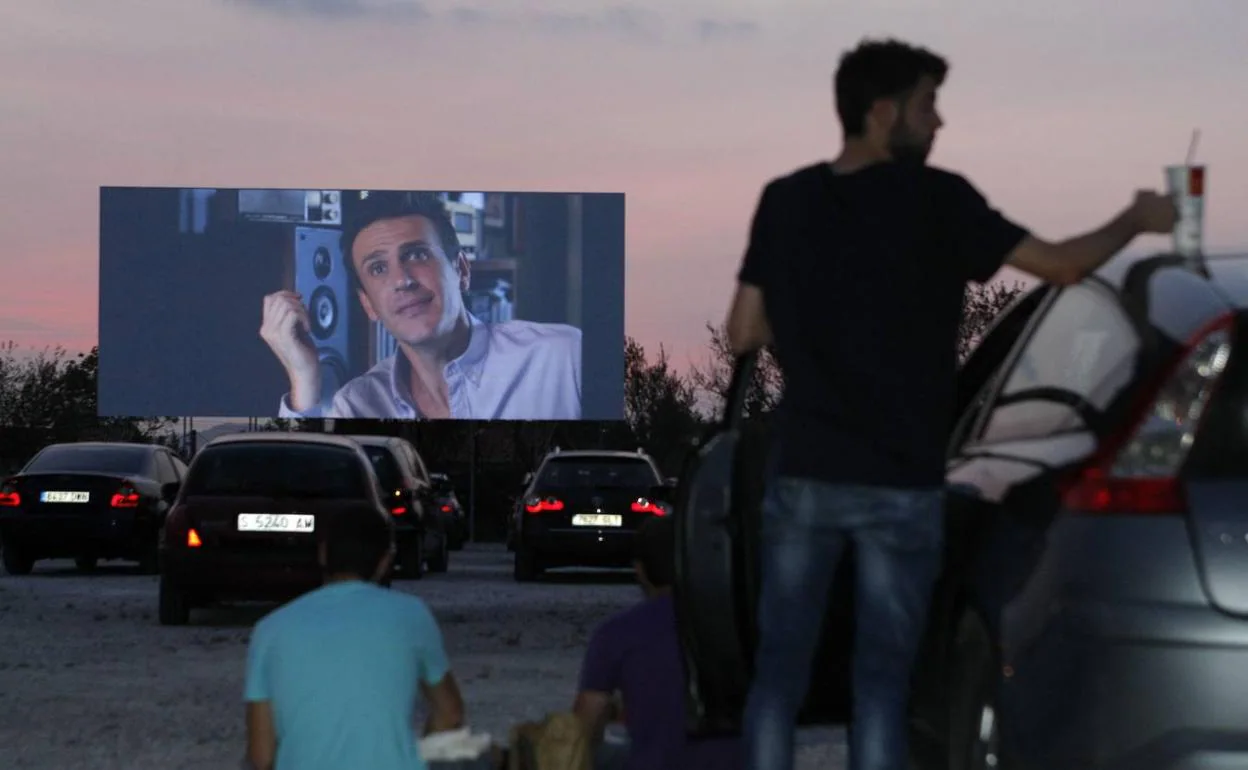 Imagen de la emisión de una película en Autocine Cantabria.