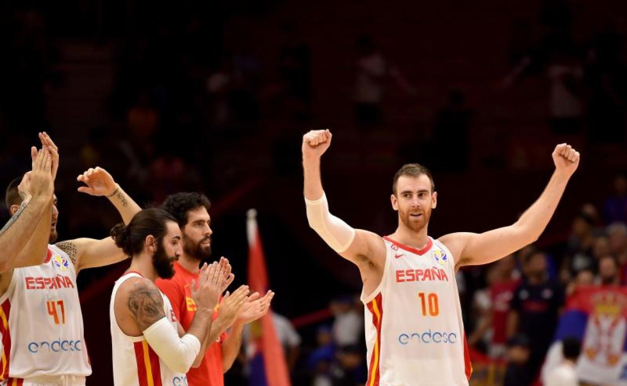 Víctor Claver (d) celebra brazos en alto junto a sus compañeros la victoria ante Serbia. 