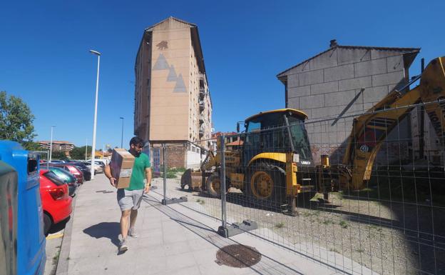 La plaza se construye en la confluencia de las calles Lasaga Larreta y Teodoro Calderón. 