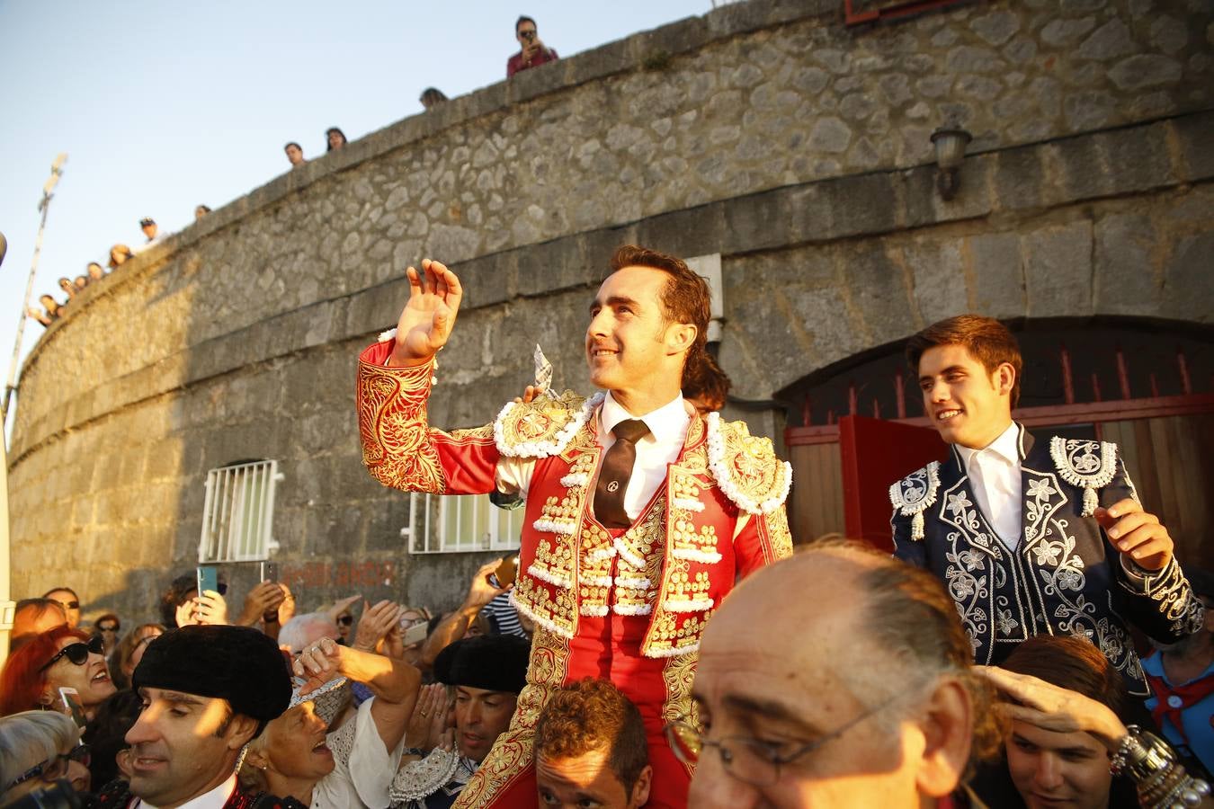 Fotos: Todos a hombros en una triunfalista tarde en Santoña