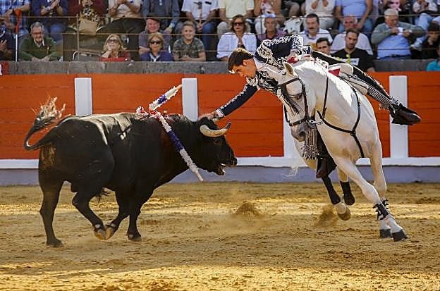 Guillermo Hermoso de Mendoza hizo las delicias del público con las banderillas. 