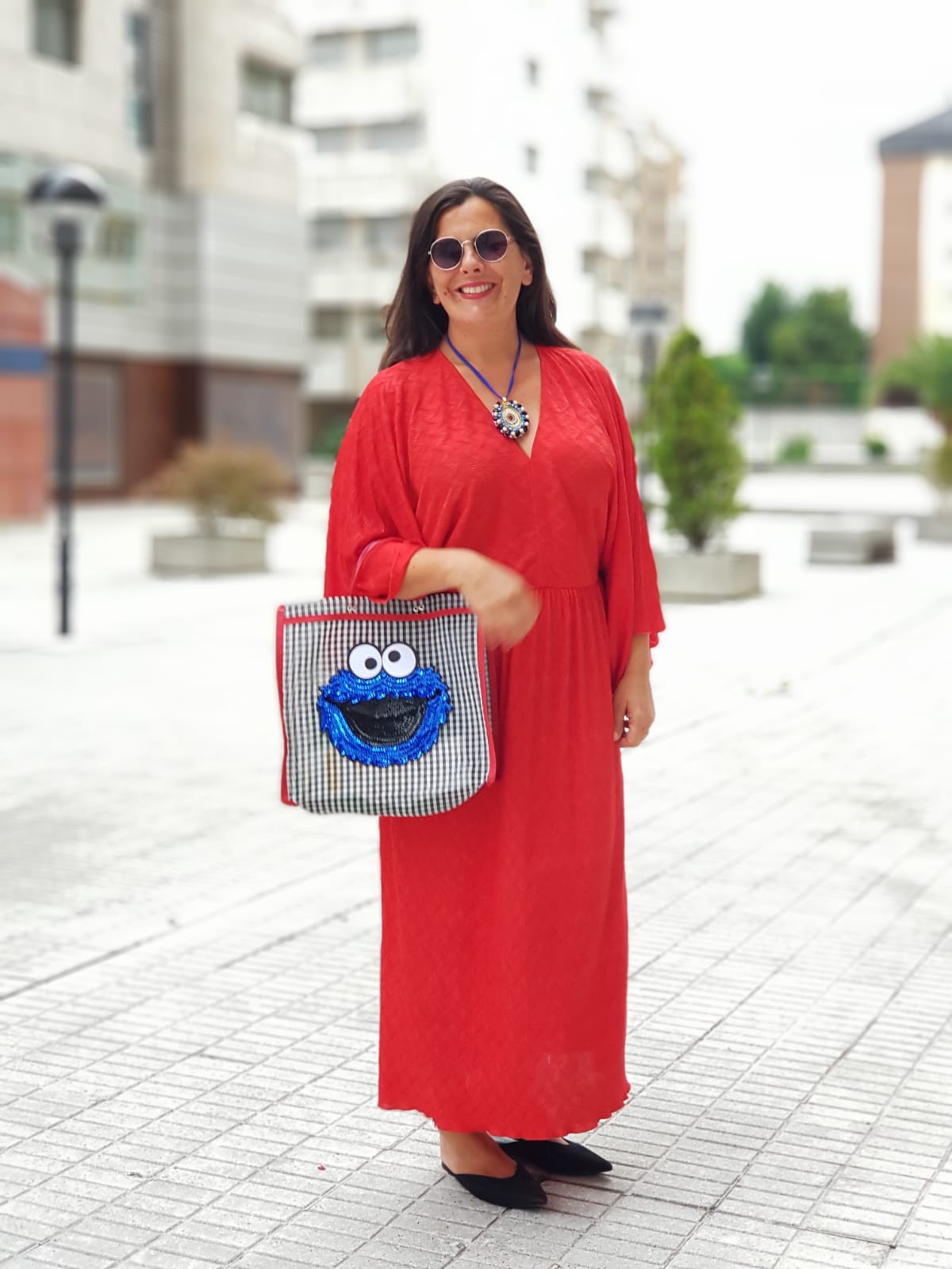 Gloria Lada (Oviedo, @sanbidubi) nos muestra otro estilismo en rojo, en este caso el vestido se alarga. Un maxi vestido que lleva con mules planos en color negro, una dosis de comodidad para patear la ciudad con estilo y lucir su bolsa. Gloria lleva también una medalla típica de origen mexicano. Y es que los complementos de esta tierra están siendo muy apreciados por las fashionistas y nuestra amiga los luce a la perfección.