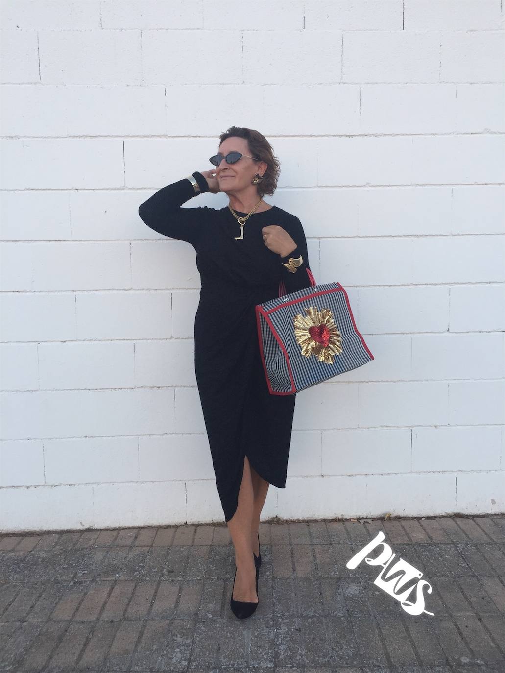 Lola Coronel (Ciudad Real, @lolacoronelzapata) nos muestra una prenda fondo de armario, el «little black dress» o vestido negro. Un ejemplo de cómo estas preciosas bolsas casan perfectamente con un look elegante. Los complementos en dorado quedan genial con el resto del estilismo y las gafas le dan un toque retro, pero a la vez actual. ¡Guapísima, Lola!