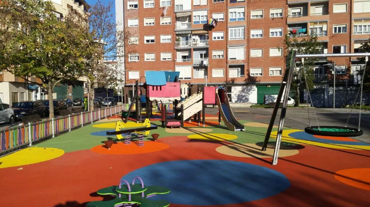 El cubrimiento del parque infantil de Manzanedo permitirá su uso por parte de los niños en días de lluvia.