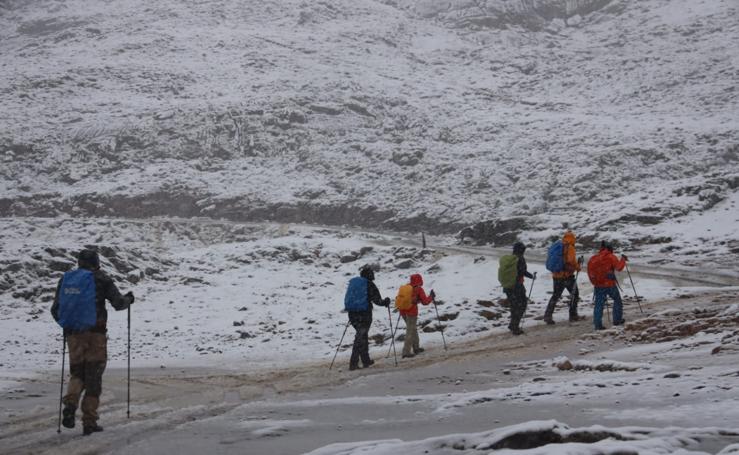 Fotos: El otoño irrumpe en Cantabria con precipitaciones tormentosas, fuertes vientos y nieve en los Picos