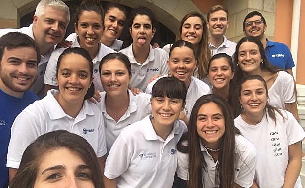 Integrantes del Tirso se hacen un selfie en la presentación del torneo, en el Ayuntamiento de Piélagos.
