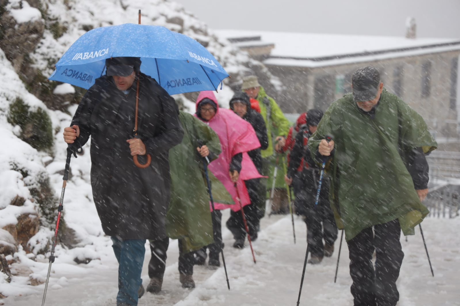 Fotos: El otoño irrumpe en Cantabria con precipitaciones tormentosas, fuertes vientos y nieve en los Picos