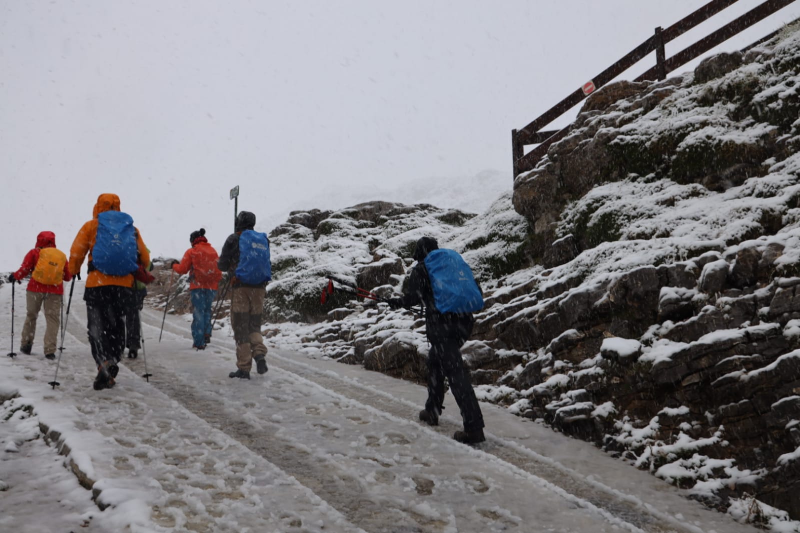 Fotos: El otoño irrumpe en Cantabria con precipitaciones tormentosas, fuertes vientos y nieve en los Picos