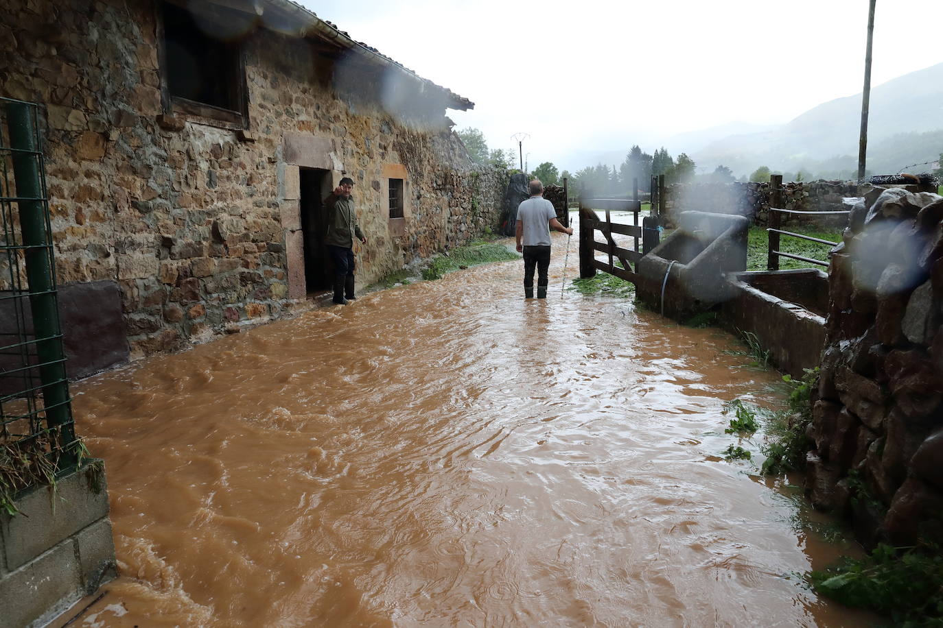 La casa afectada por las inundaciones en Sopeña. 