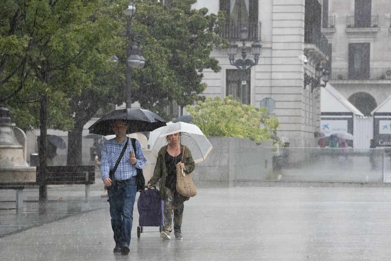 La gota fría que recorre el norte de la península ha dejado hasta este mediodía una precipitación acumulada de hasta 53 litros por metro cuadrado en puntos de Cantabria como Fuente Dé, la máxima de la comunidad. Llueve con gran intensidad en toda la región. En las imágenes, las calles del centro de Santander, complicadas de recorrer caminando este martes debido a la lluvia y el viento