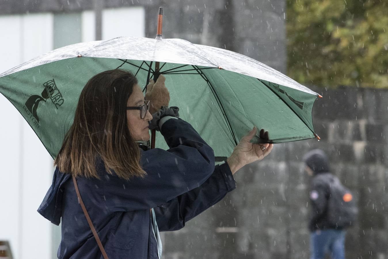 La gota fría que recorre el norte de la península ha dejado hasta este mediodía una precipitación acumulada de hasta 53 litros por metro cuadrado en puntos de Cantabria como Fuente Dé, la máxima de la comunidad. Llueve con gran intensidad en toda la región. En las imágenes, las calles del centro de Santander, complicadas de recorrer caminando este martes debido a la lluvia y el viento