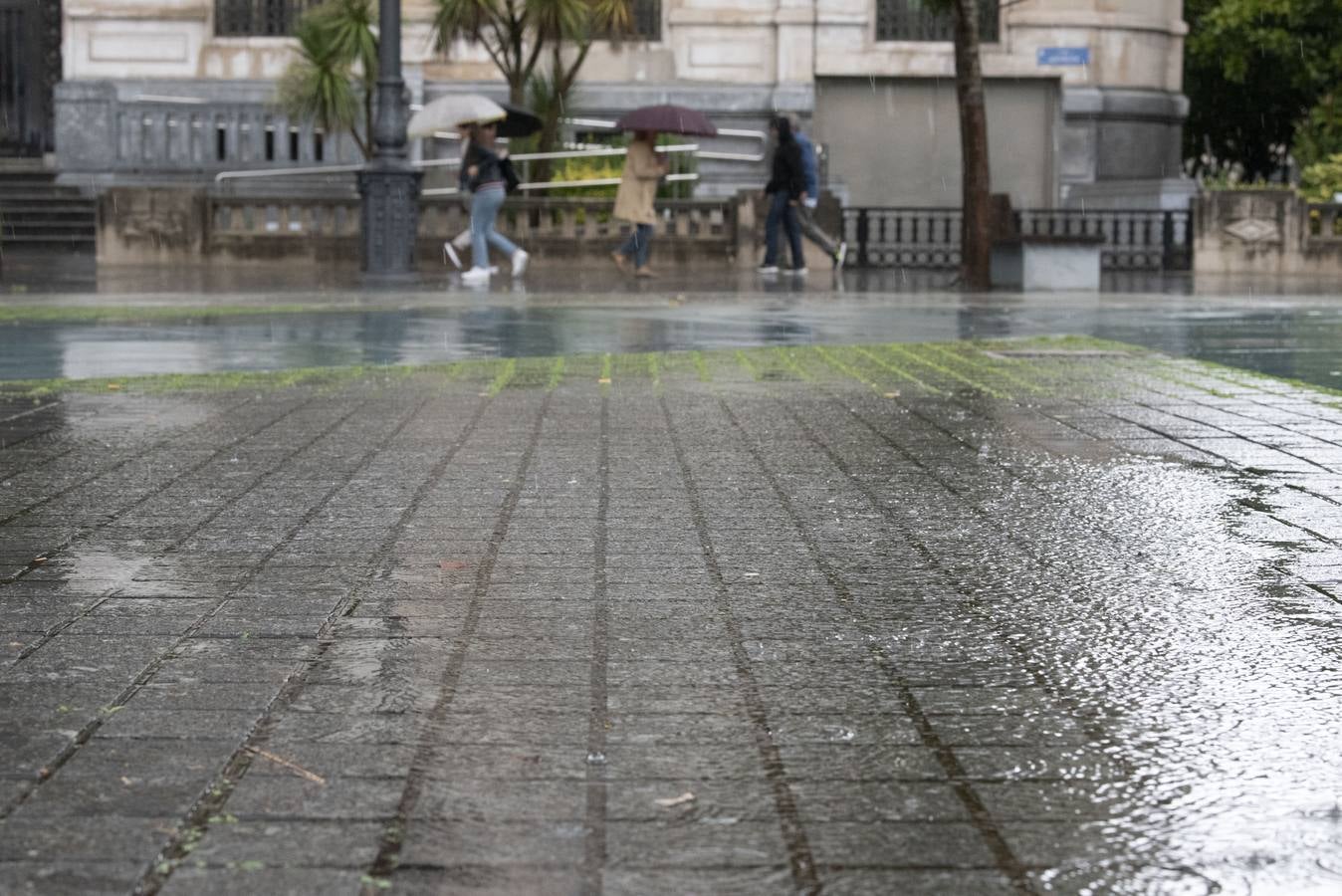 La gota fría que recorre el norte de la península ha dejado hasta este mediodía una precipitación acumulada de hasta 53 litros por metro cuadrado en puntos de Cantabria como Fuente Dé, la máxima de la comunidad. Llueve con gran intensidad en toda la región. En las imágenes, las calles del centro de Santander, complicadas de recorrer caminando este martes debido a la lluvia y el viento