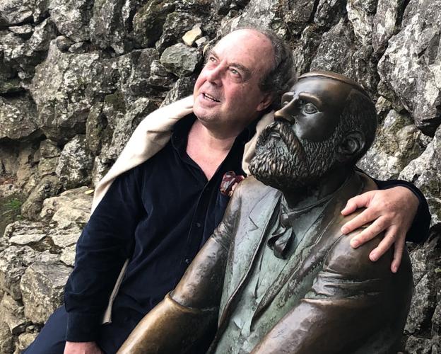 Xavier Güell junto a la escultura de Gaudí en El Capricho de Comillas. 