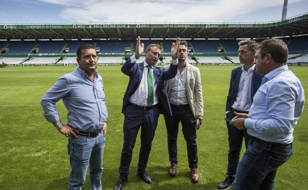 Alfredo Pérez (centro) conversa con Pedro Ortiz,Sergio Reigadas, Víctor Alonso y Francisco Gutiérrez en El Sardinero. 