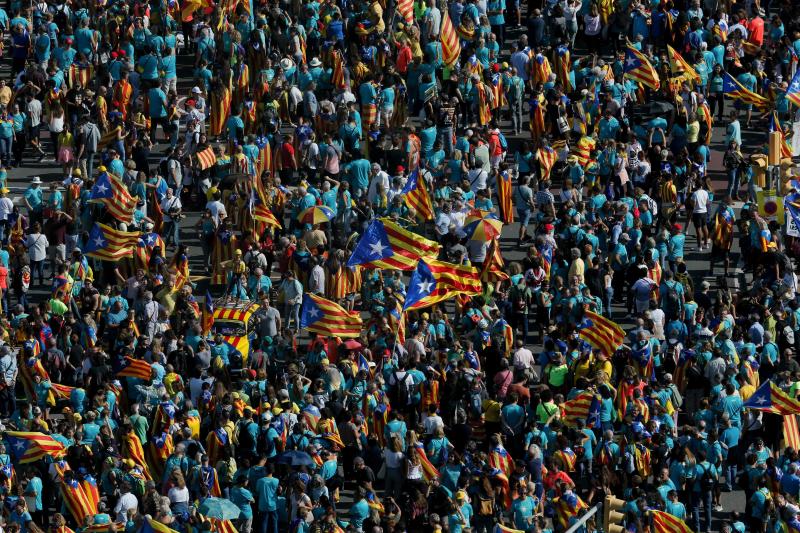 Cientos de miles de personas se manifestaron este miércoles en Barcelona a favor de la independencia y reclamando la libertad de los presos secesionistas. Según la Guardia Urbana, en torno a 600.000 personas participaron en la protesta organizada por la ANC y Ómnium Cultural, convertida ya en una tradición en el inicio político en Cataluña. La jornada terminó con el desalojo del parque de la Ciutadella de Barcelona tras dispersar a los cerca de 300 manifestantes independentistas que se concentraban las puertas del Parlament, entre insultos y momentos de tensión de los Mossos d'Esquadra con algunos grupos de activistas.