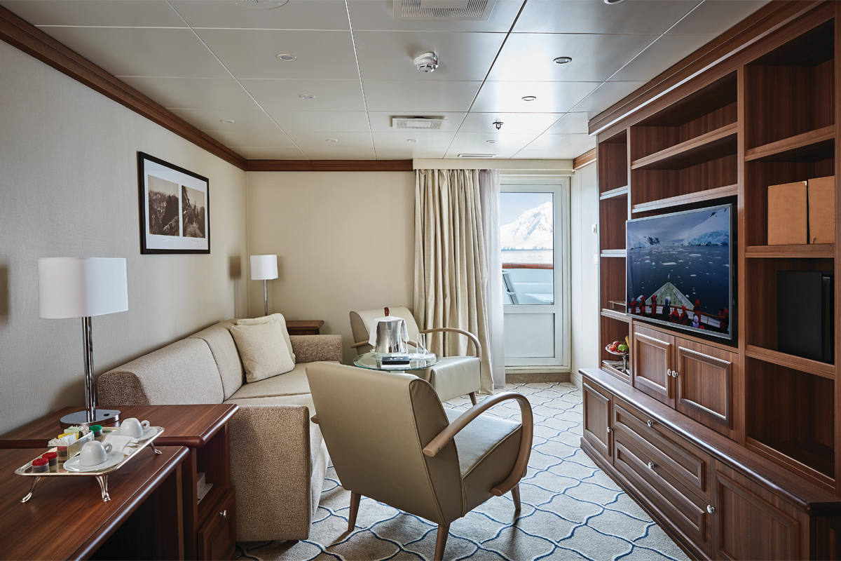 Silversea - Grand Suite. Las suites que se pueden encontrar en el Silversea son lujosas, clásicas y elegantes, y es el barco Silver Spirit el que alberga la Grand Suite con 132 metros cuadrados. Entre sus cuidados espacios se incluyen dos terrazas de madera de teca y mobiliario exterior, baños de mármol con una fantástica bañera hidromasaje, servicio de mayordomo privado, amenities de Bvlgari, un vestidor privado y una librería interactiva. Uuna de las grandes atracciones es poder cenar en la mesa de Oficial del barco.