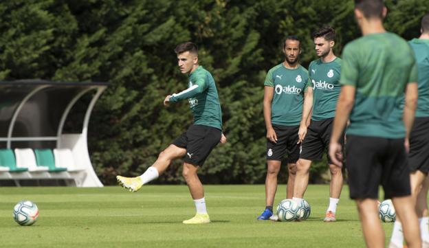 Aitor Buñuel realiza un pase en el entrenamiento de ayer. 