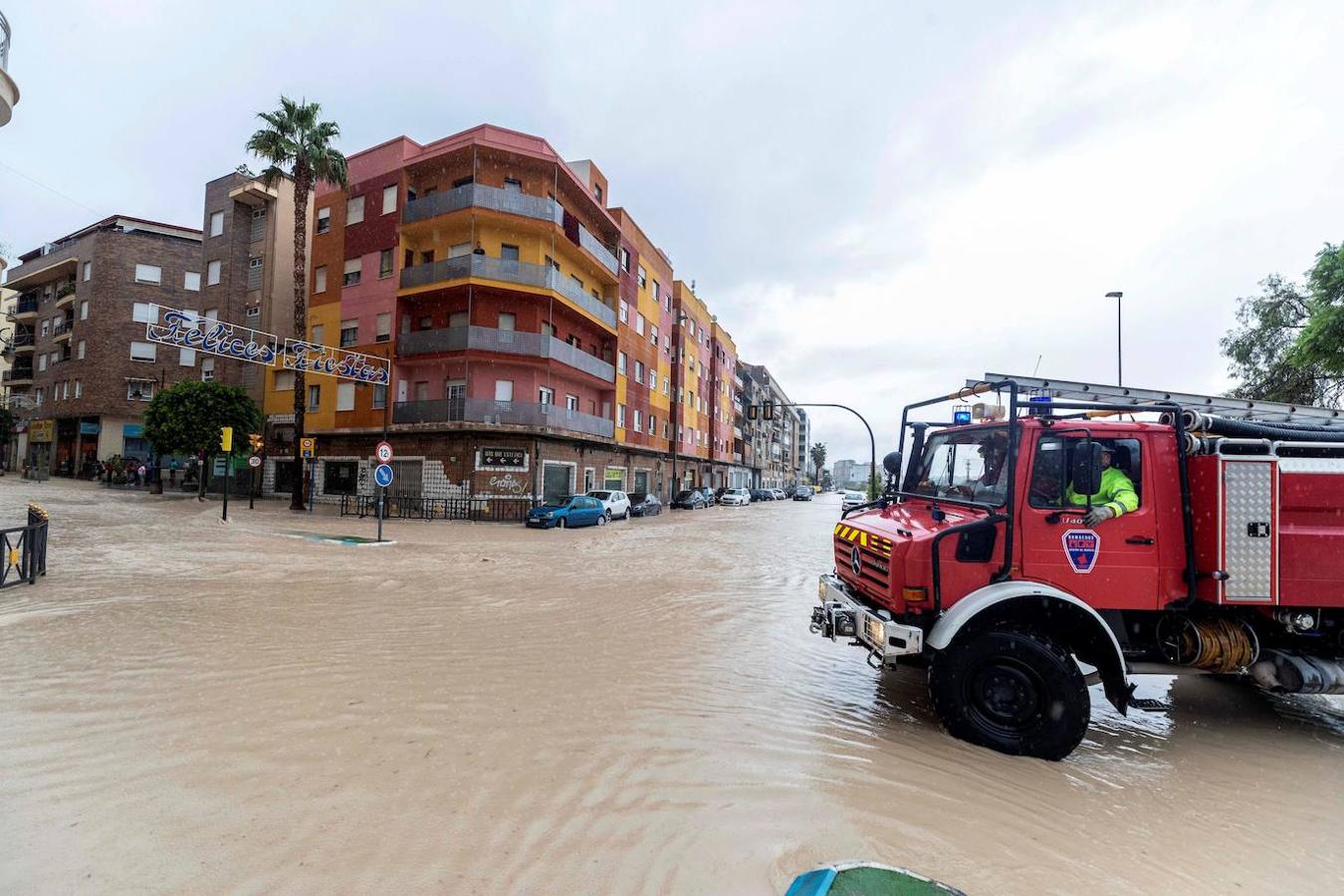 Los Bomberos de Molina del Segura, desbordados por las numerosas llamadas de auxilio.