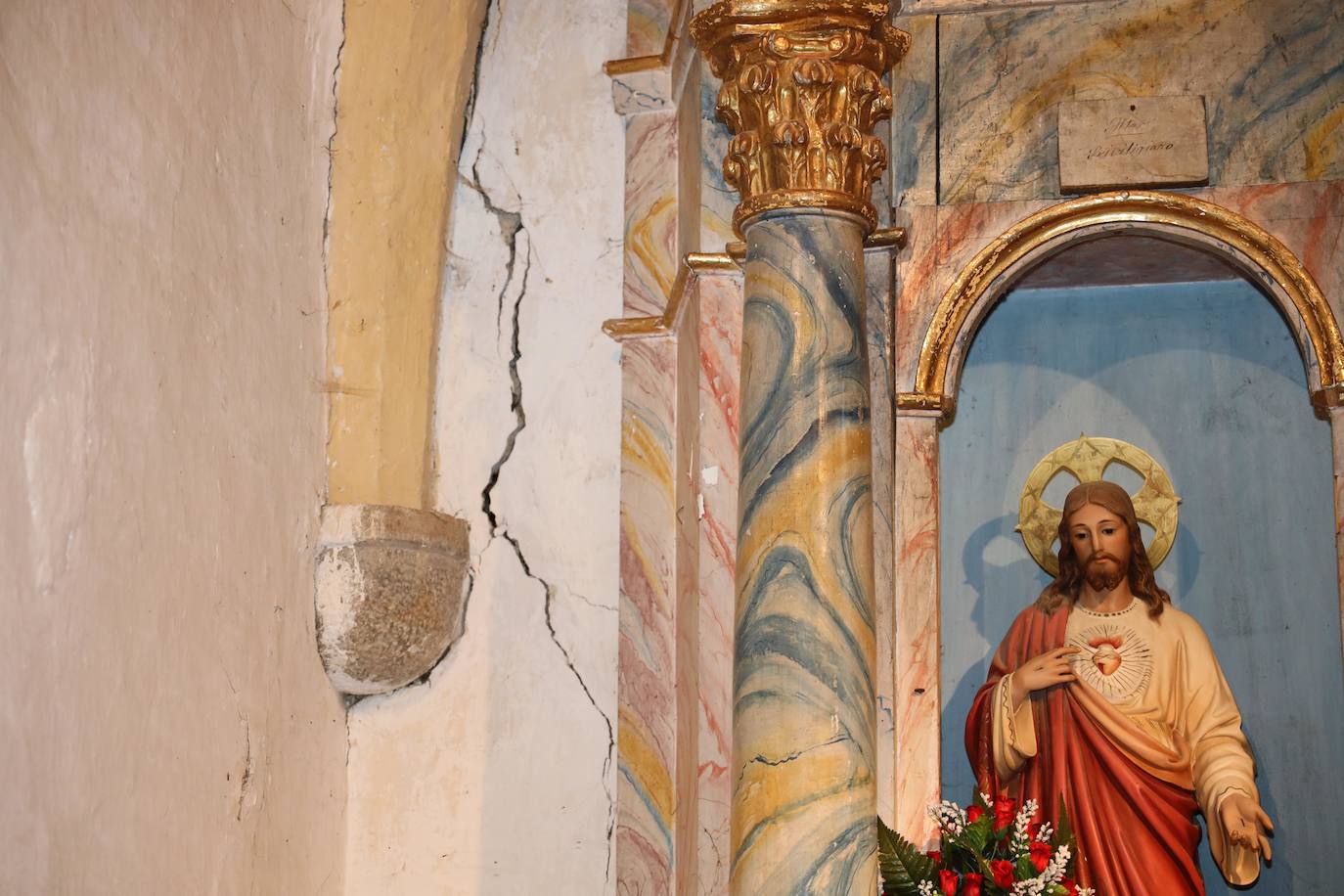 Techos apuntalados, grietas en las paredes, humedades... Los vecinos de Yebas, en Cabezón de Liébana, están indignados por el ruinoso estado de su iglesia y por la falta de respuesta del Obispado