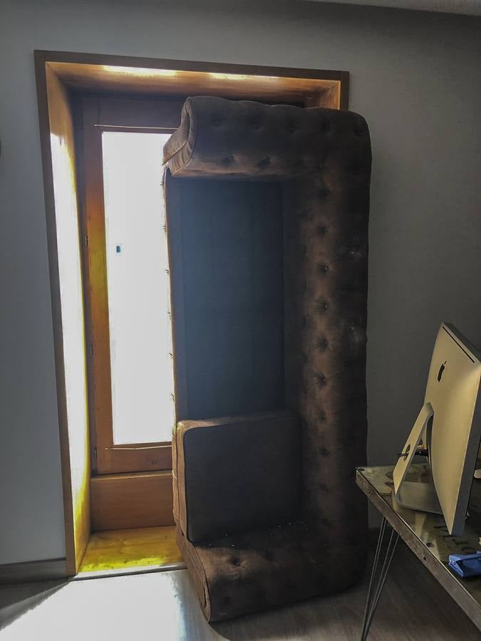 Los ladrones desvalijaron una oficina de Torrelavega, llevándose 300.000 euros en relojes de alta gama. Utilizaron una lanza térmica para abrir la caja fuerte de la empresa, a la que entraron por el método del butrón