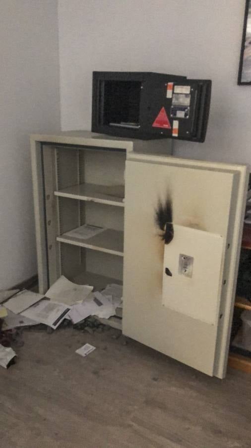 Los ladrones desvalijaron una oficina de Torrelavega, llevándose 300.000 euros en relojes de alta gama. Utilizaron una lanza térmica para abrir la caja fuerte de la empresa, a la que entraron por el método del butrón