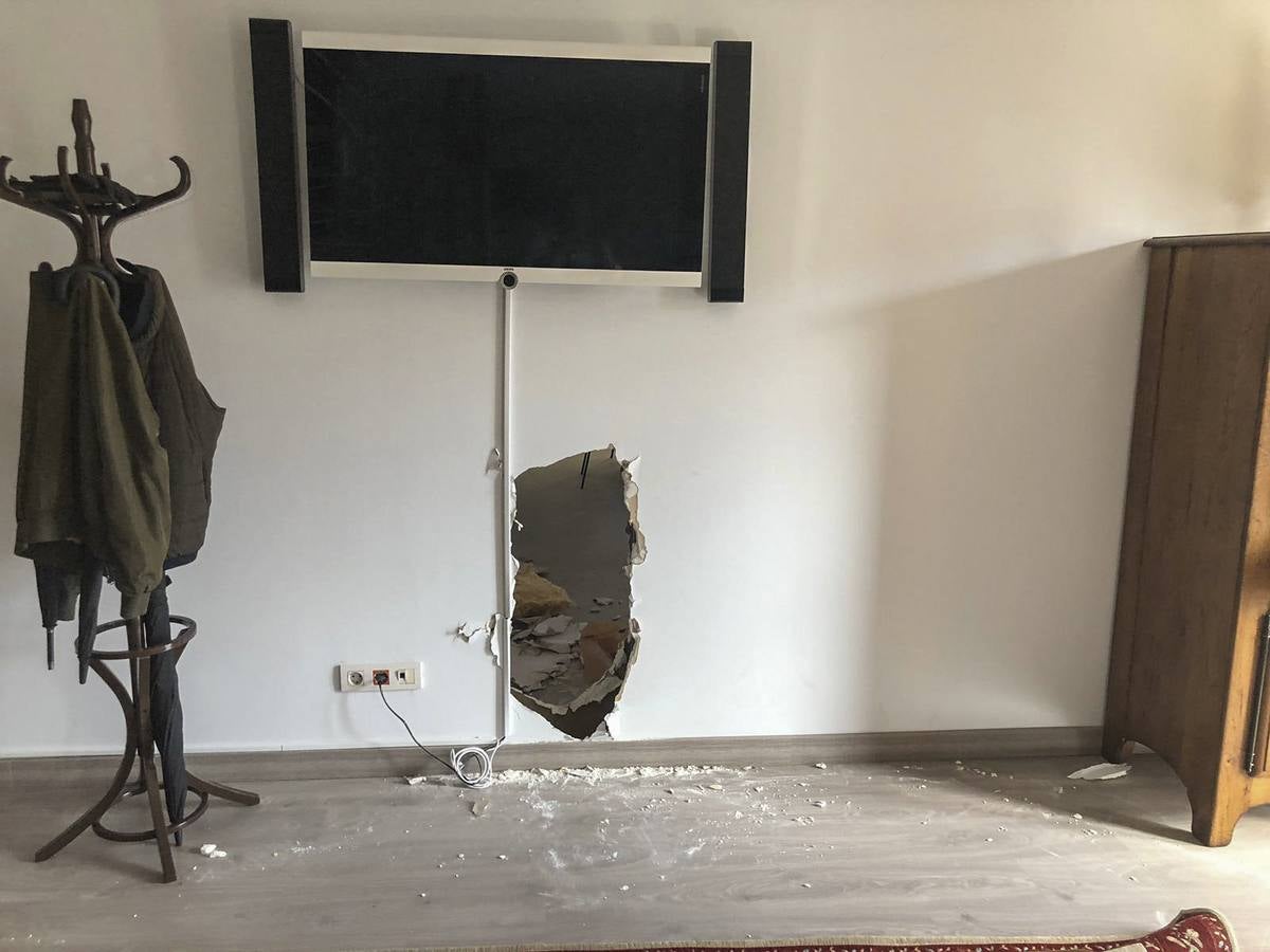 Los ladrones desvalijaron una oficina de Torrelavega, llevándose 300.000 euros en relojes de alta gama. Utilizaron una lanza térmica para abrir la caja fuerte de la empresa, a la que entraron por el método del butrón