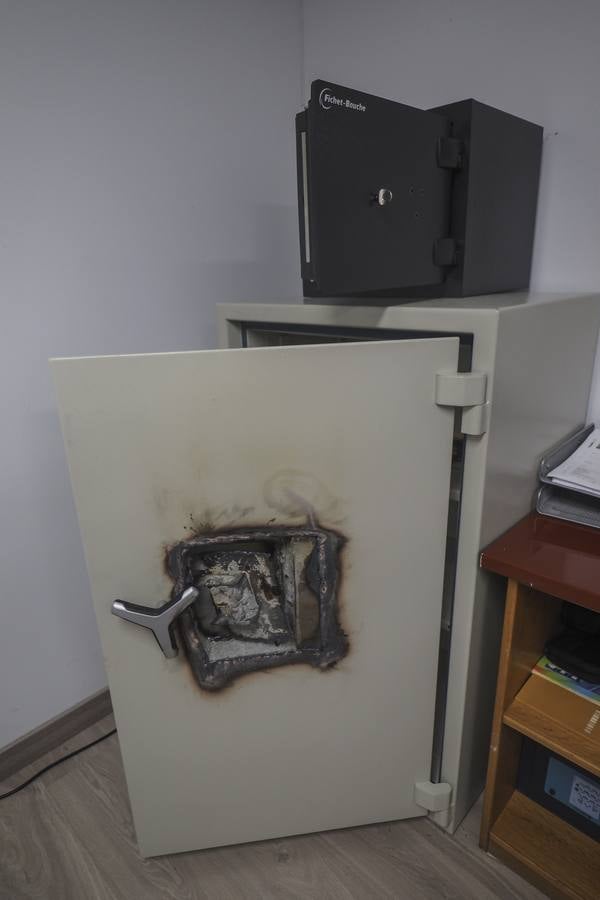 Los ladrones desvalijaron una oficina de Torrelavega, llevándose 300.000 euros en relojes de alta gama. Utilizaron una lanza térmica para abrir la caja fuerte de la empresa, a la que entraron por el método del butrón
