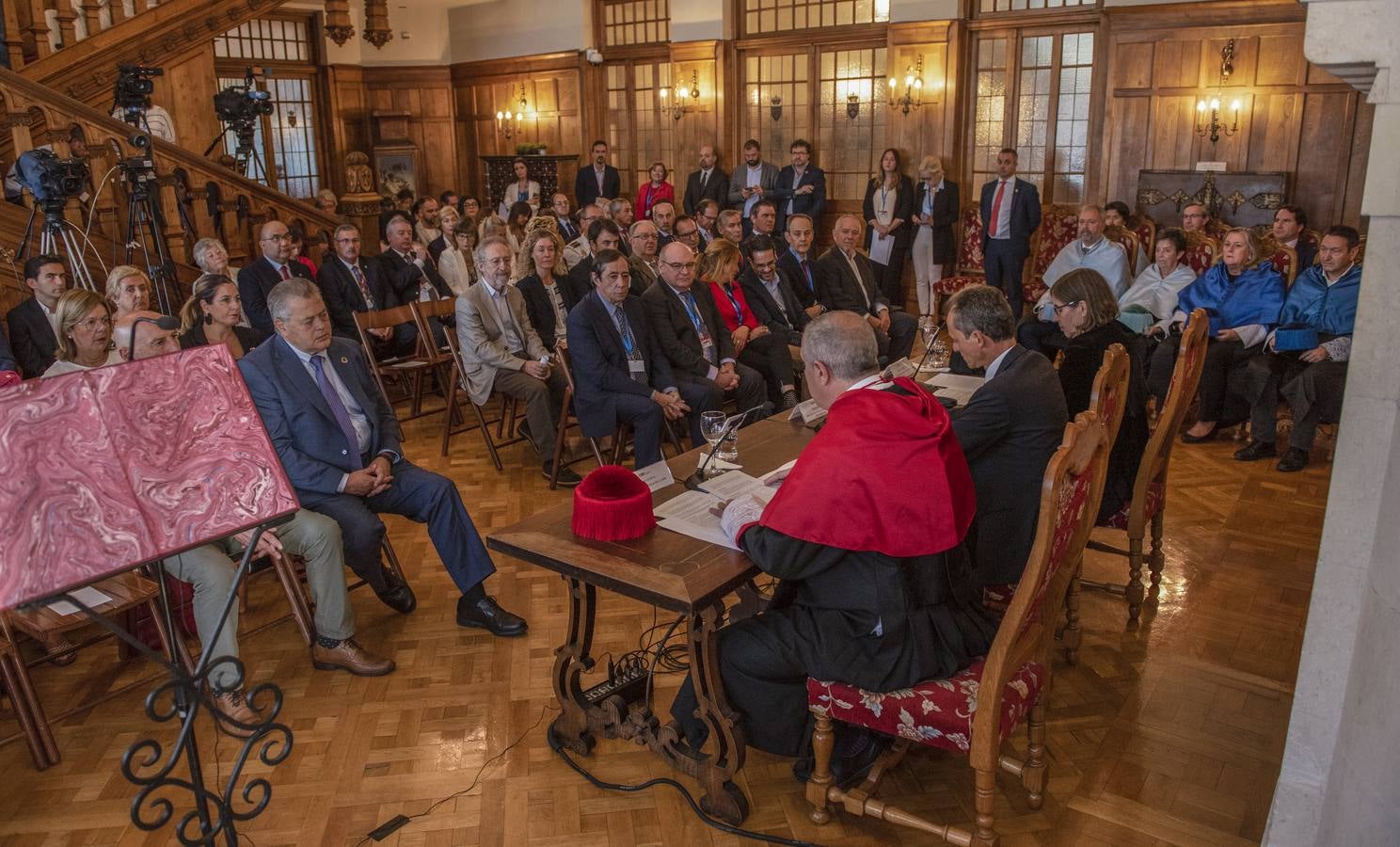 La UIMP ha clausurado sus cursos de verano con la lección del filósofo y ensayista Daniel Innerarity 'Humanizar el ecosistema de la inteligencia universal', a la que ha asistido el ministro de Ciencia, Innovación y Universidades en funciones, Pedro Duque.