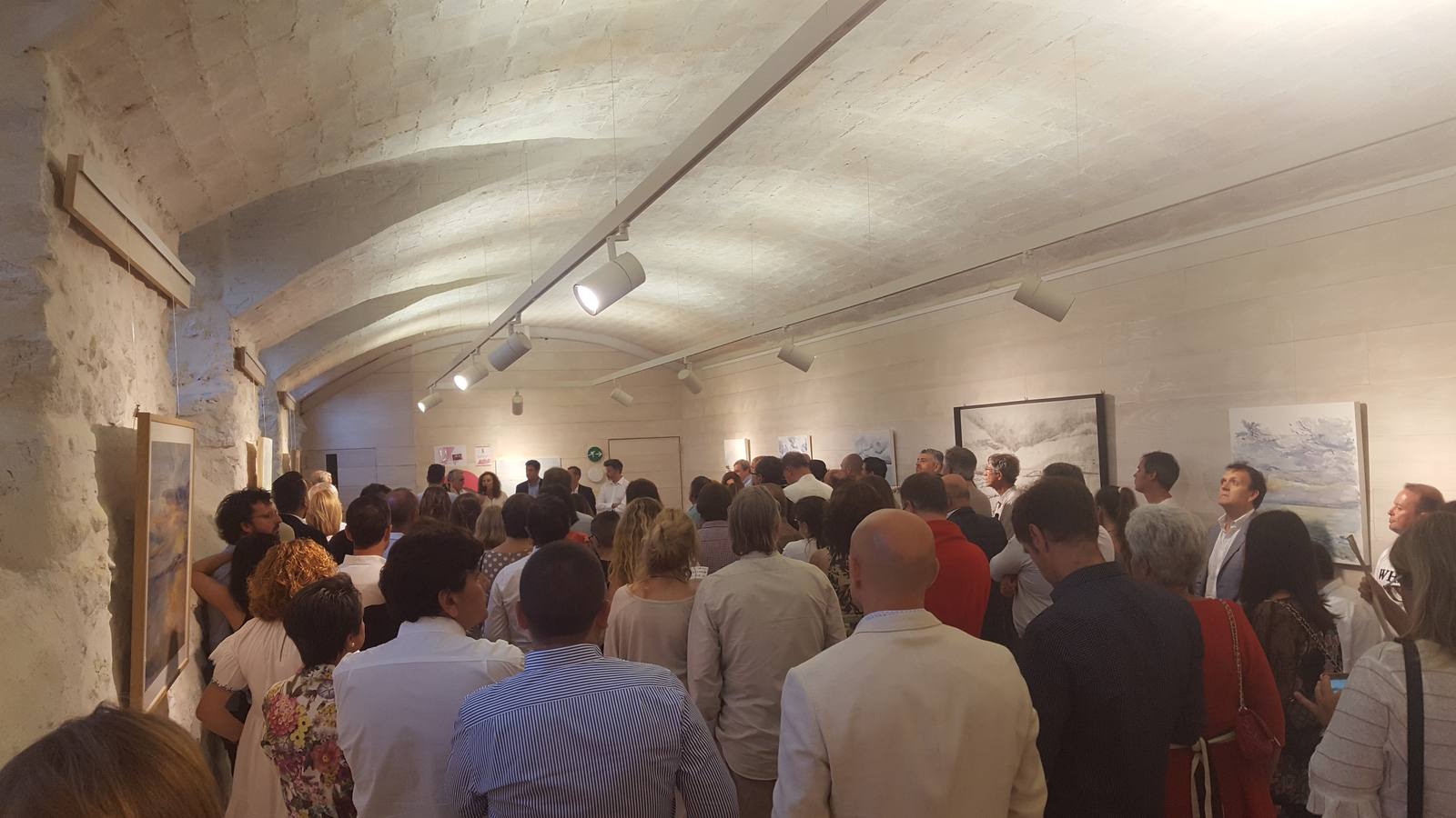 Presentación de la exposición de Claudia Iza en el Seminario Mayor de Comillas.