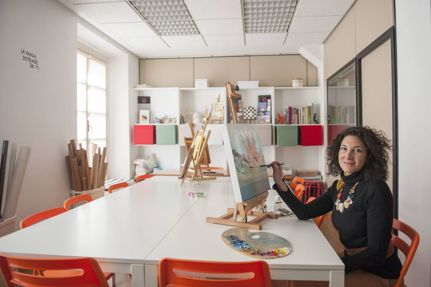 La artista Claudia Iza en su estudio de la calle Eduardo Benot de Santander.