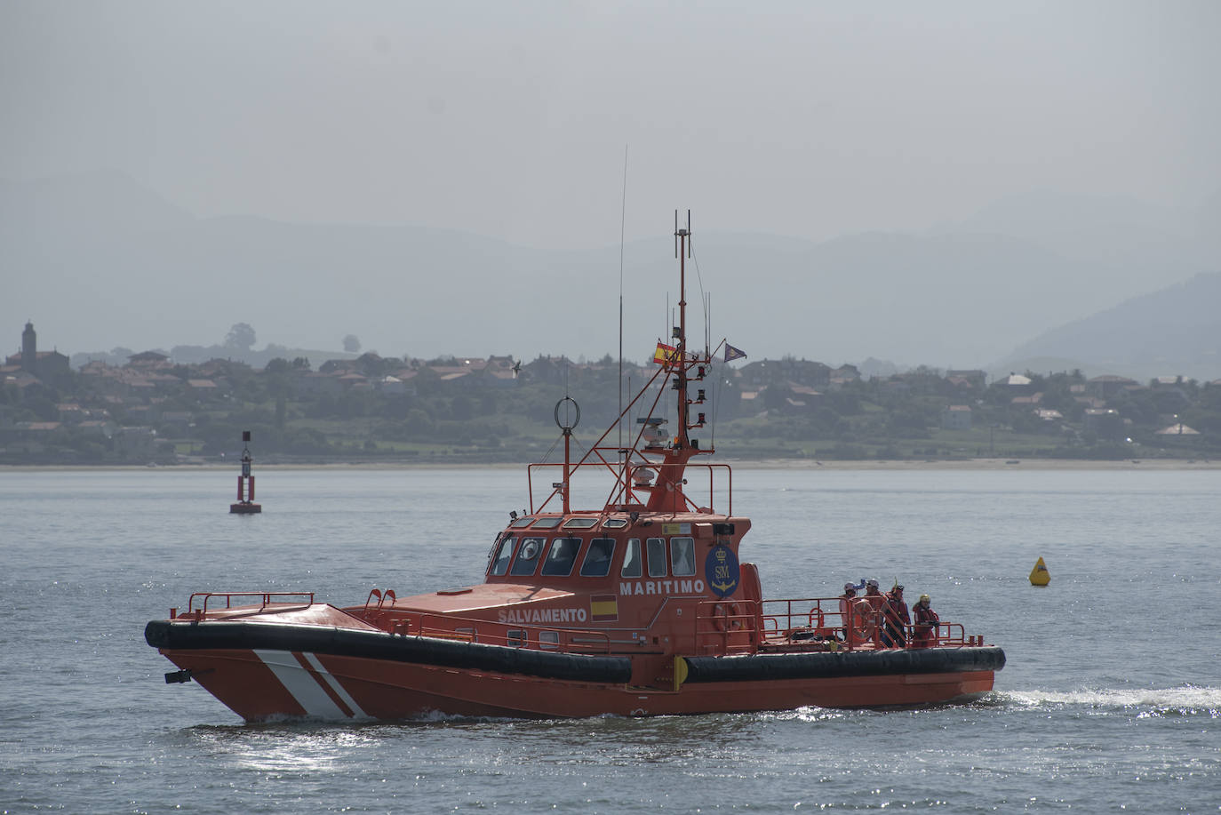 Un momento del simulacro de rescate en la bahía de Santander. 