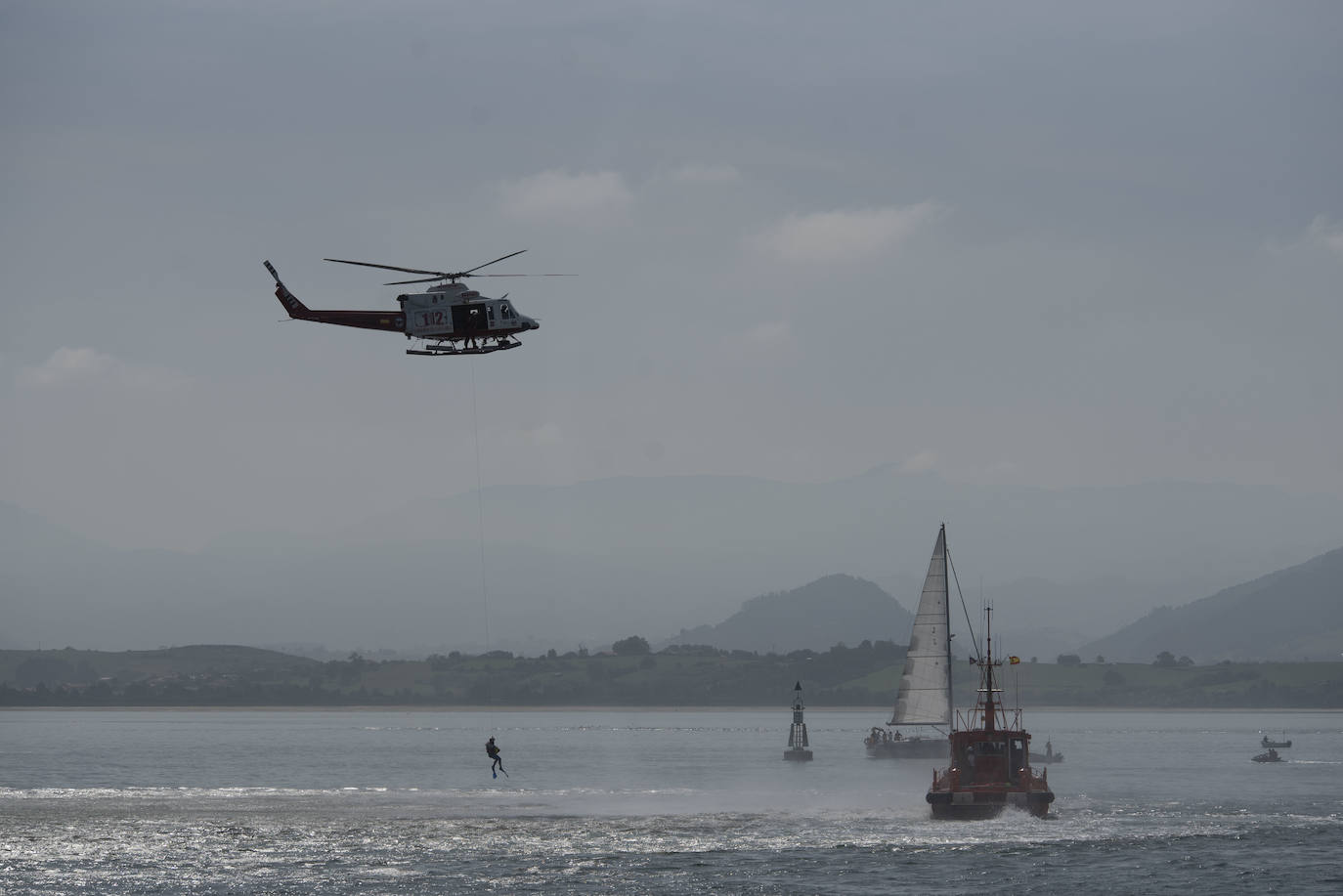 Un momento del simulacro de rescate en la bahía de Santander. 