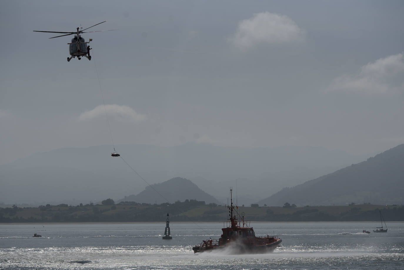 Un momento del simulacro de rescate en la bahía de Santander. 