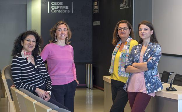 Imagen. A la izquierda, Claudia Iza con su 'madrina' María Eugenia Cuenca; y la derecha, Monserrat Peña y Nuria Kalicka.
