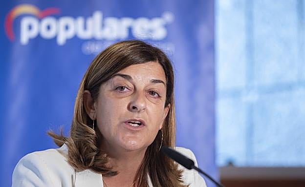 La líder del PP de Cantabria, María José Sáenz de Buruaga, ayer en el desayuno informativo. :: DANIEL PEDRIZA