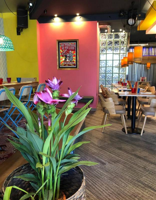 La decoración del establecimiento está inspirada en las taquerías del Pacífico mexicano.
