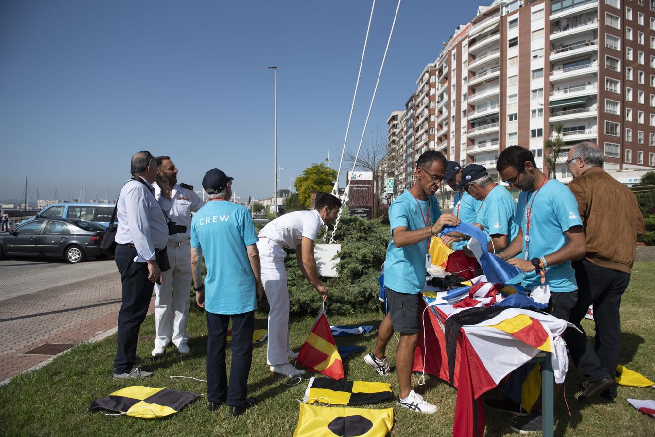 Dentro de los actos del III Festival del Mar, este homenaje ha tenido lugar en el mástil que aún se conserva de la instalación, ubicado ahora junto a la Escuela de Náutica