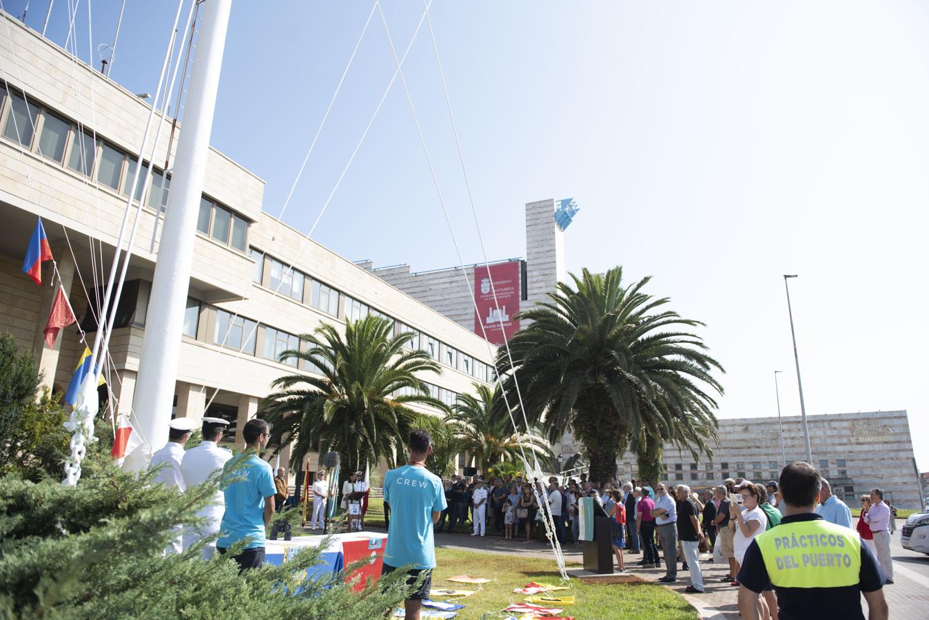 Dentro de los actos del III Festival del Mar, este homenaje ha tenido lugar en el mástil que aún se conserva de la instalación, ubicado ahora junto a la Escuela de Náutica