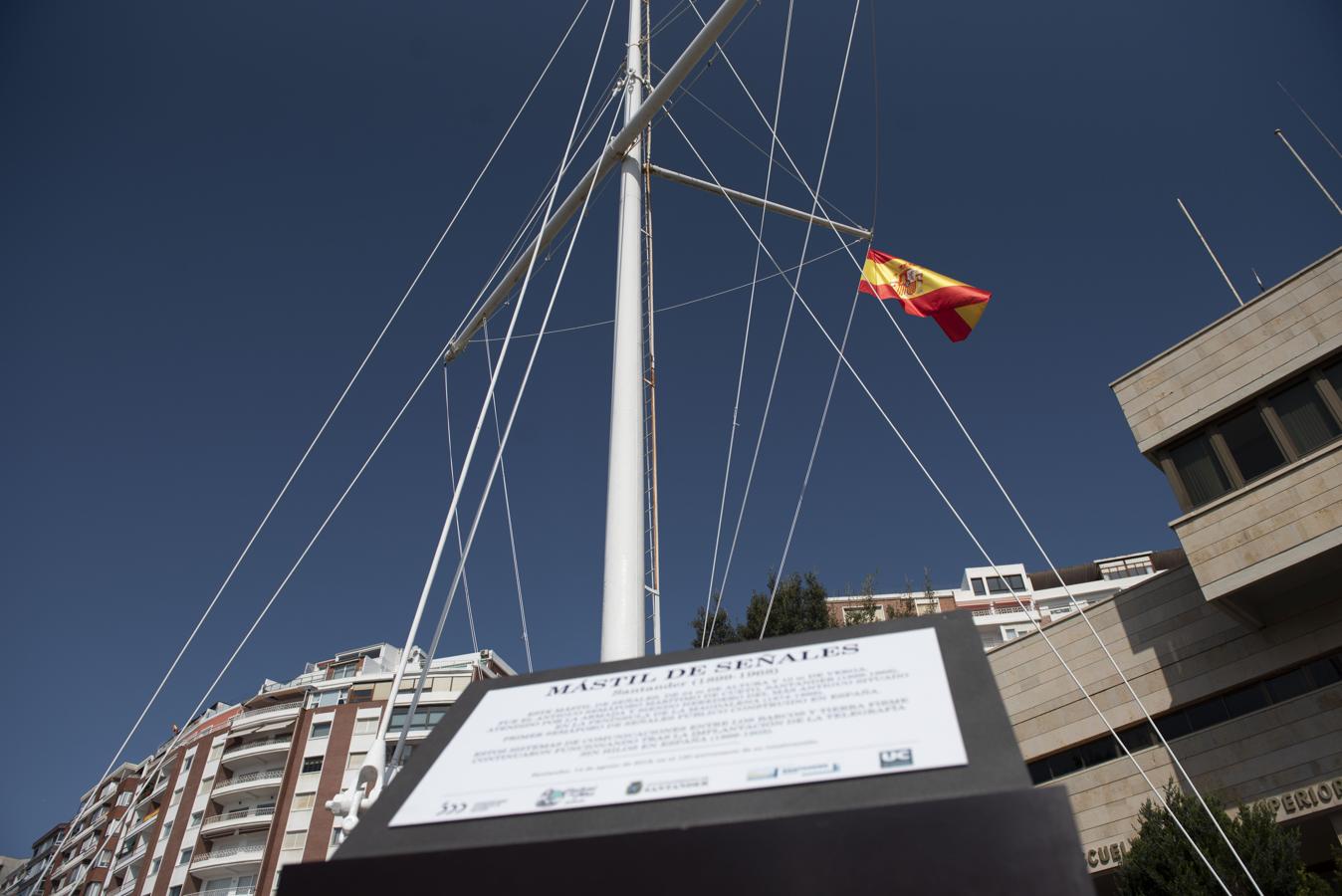 Dentro de los actos del III Festival del Mar, este homenaje ha tenido lugar en el mástil que aún se conserva de la instalación, ubicado ahora junto a la Escuela de Náutica