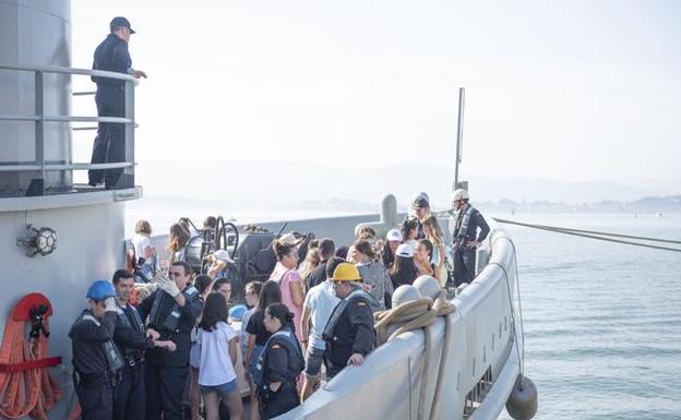 Una treintena de escolares del colegio Julio Blanco de Cueto se embarcó en el remolcador 'Mahón A-51' de la Armada para participar en una demostración con banderas marítimas con el semáforo de la Escuela de Náutica. 